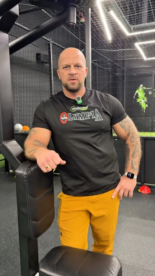 Rafał Bratowski w czarnej koszulce na siłowni, trener personalny z Lublina