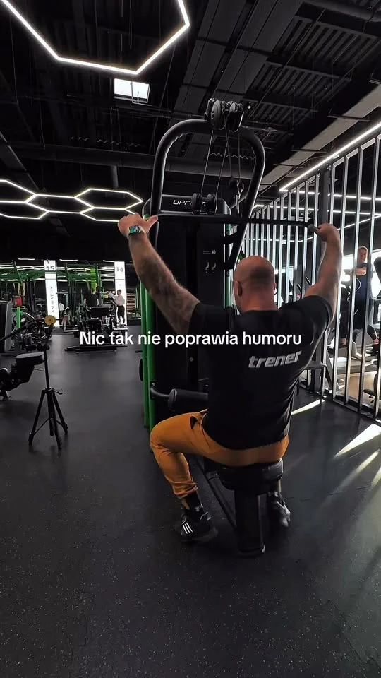 Rafał Bratowski podczas treningu pleców na wyciągu